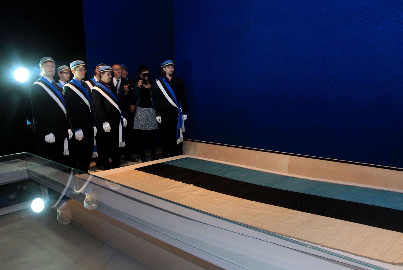 EÜS sinimustvalge trikoloori juures ERMi eesti püsinäituse teemanäitusel "Rahvas ja riik"