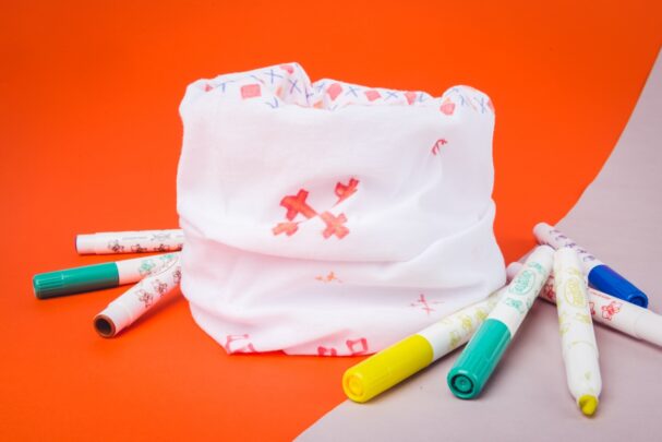 Punasel ja hallil taustal torusall, mille ümber on kaheksa värvilist vildikat. Torusalli peale on joonistatud erinevaid rahvuslikke mustreid.