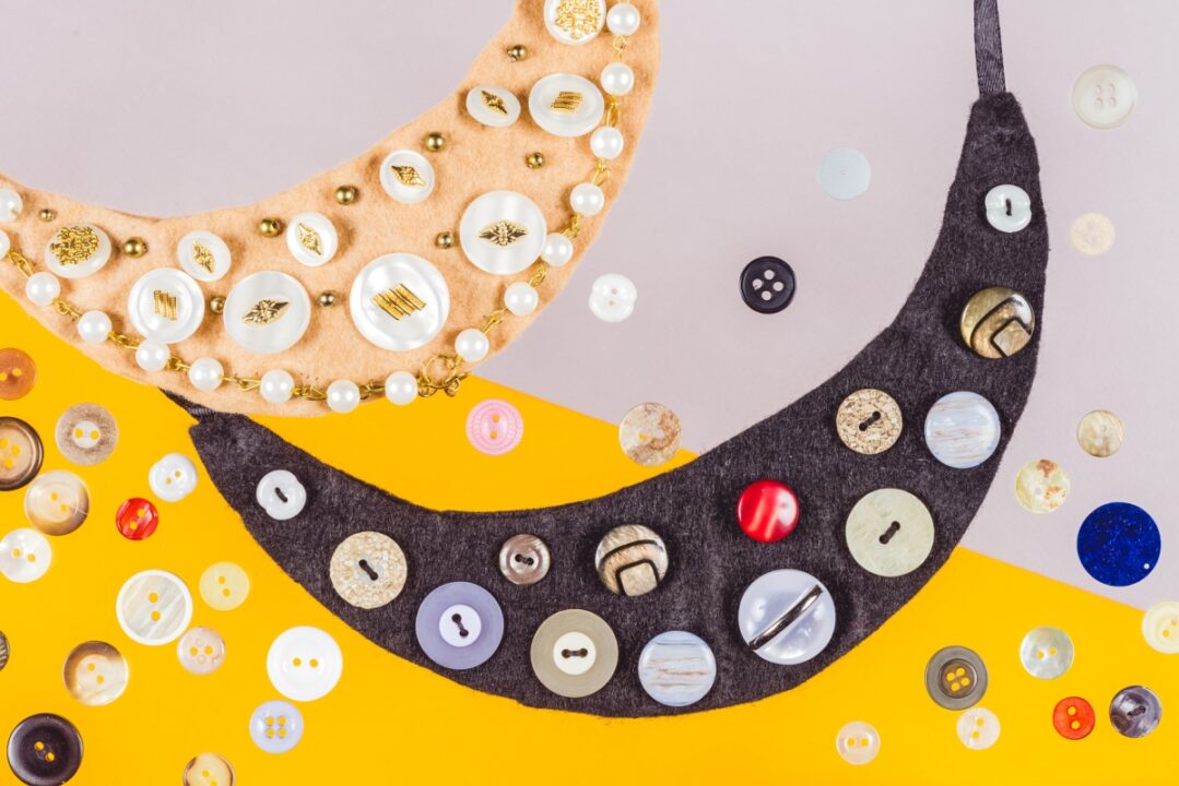 Nööpidest ja helmetest rahvuslikus stiilis udmurdi kaelaehe.