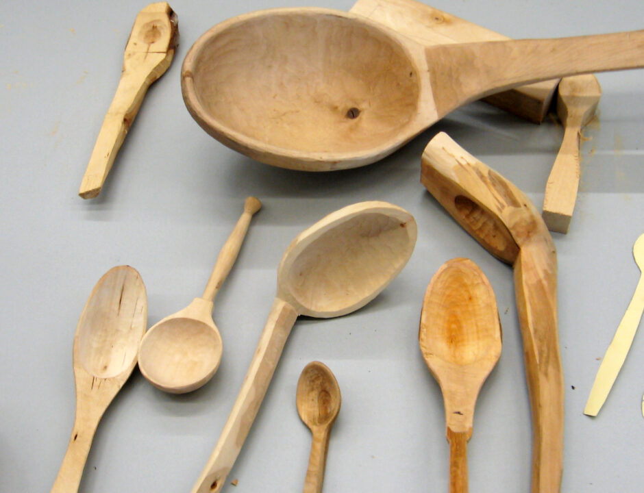 Üksteist erineva kuju ja vormiga puulusikat ja kulpi.