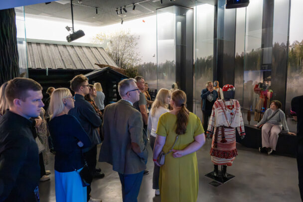 Palju inimesi muuseumisaalis seismas.