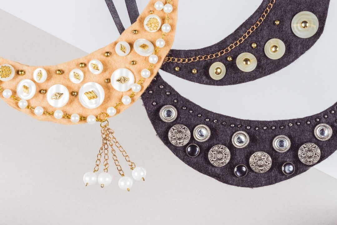 Ovaalsed ehted, mis on kaunistatud nööpide ja pärlitega.