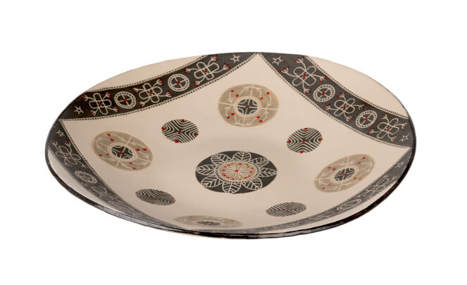 Arhailise tikandiga suur savist vaagen