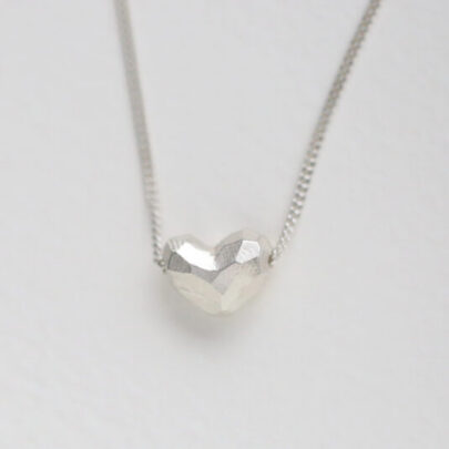 Kaelakee hõbedast süda